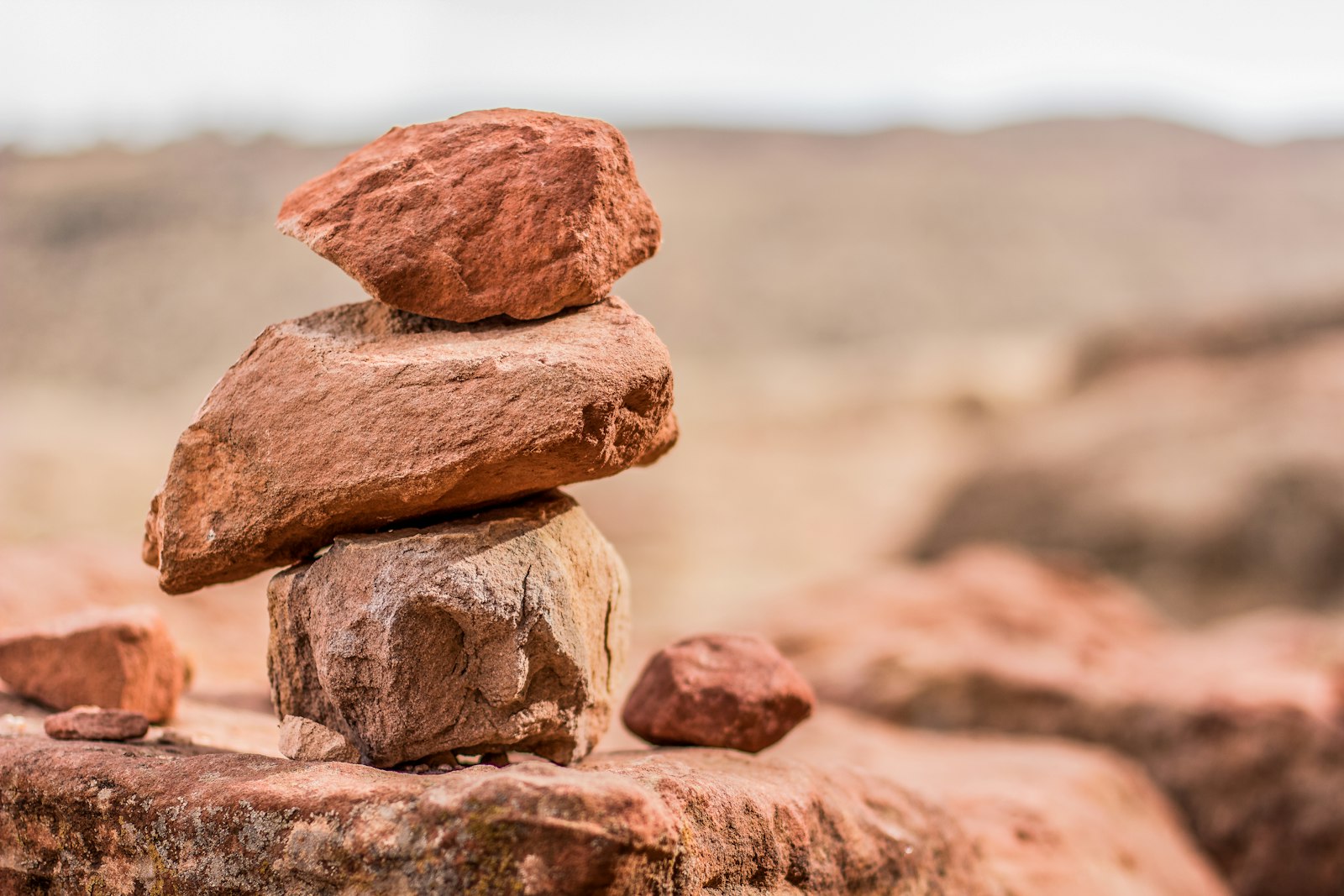 Tres piedras pequeñas apiladas en equilibrio